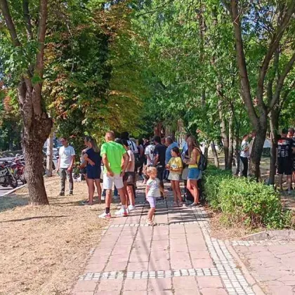 Близки и приятели на моторист, загинал в Нови Искър, излязоха на протест