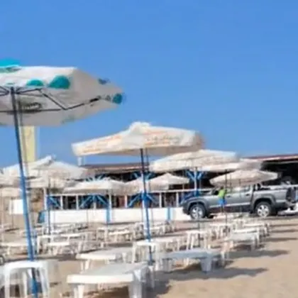 Джип се движи с висока скорост по дюните на Северния