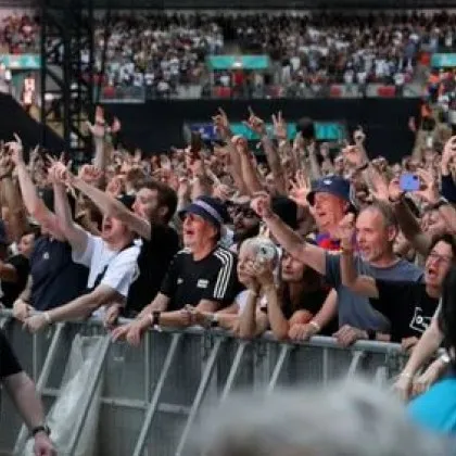 Фен на британската група Oasis е загинал след като е