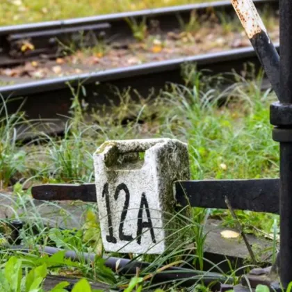 78 годишна жена е заседнала с колата си на жп прелез като автомобилът