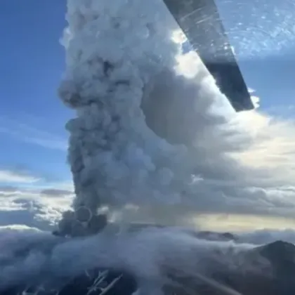 Вулканът Крашенинников в източната част на Русия – полуостров Камчатка