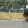 Кола кацна върху мантинела в София СНИМКА