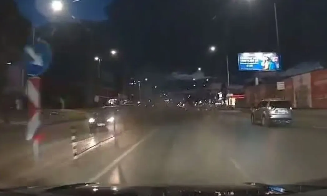 "Има ли сажди?" Стара кола създаде димна завеса в София ВИДЕО