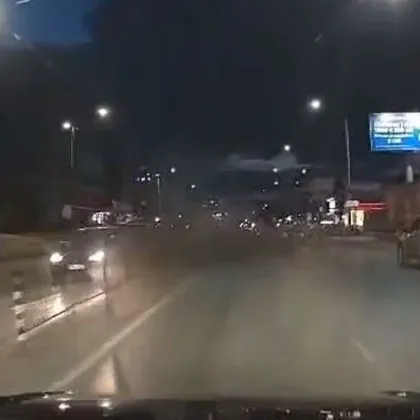 "Има ли сажди?" Стара кола създаде димна завеса в София ВИДЕО