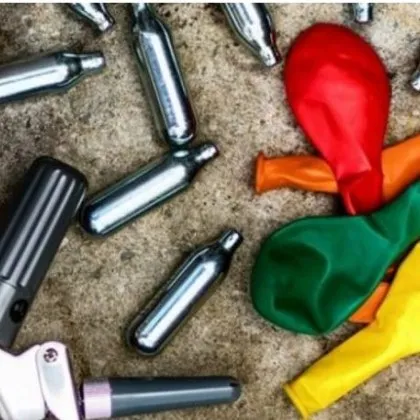 Множество флакони райски газ бяха открити в заведение в София