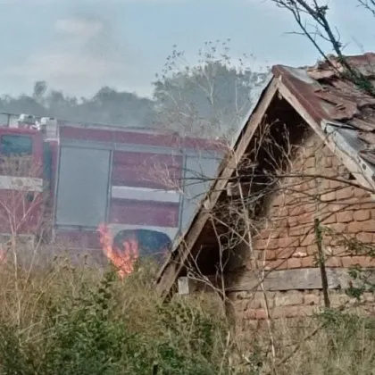 Една изоставена къща и друга полусрутена постройка изгоряха при пожар