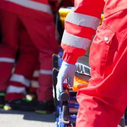 Мъж получи токов удар и тежки изгаряния след като се