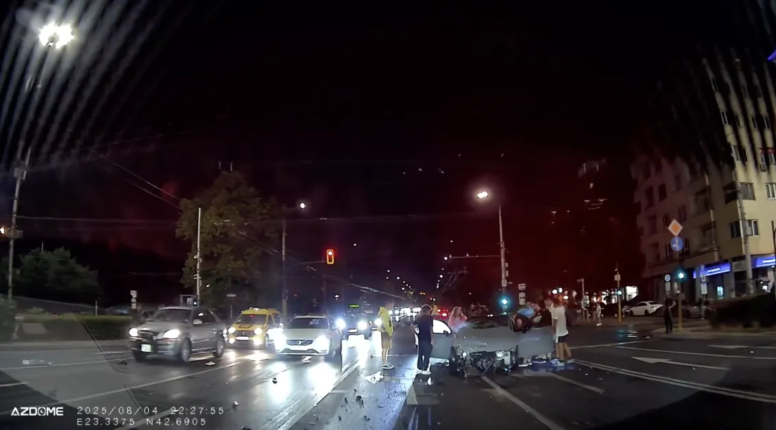 Тежко ПТП в София! ВИДЕО показва един от участниците в сериозно нарушение секунди преди това