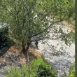 Неизвестен тормози деца във вход на жилищна сграда СНИМКА