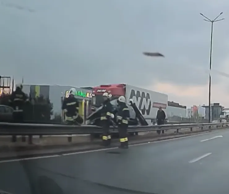 Кола се вряза в мантинела в София СНИМКИ и ВИДЕО