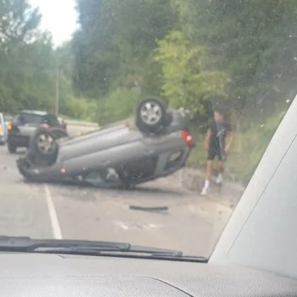 18 годишен шофьор се преобърна по таван на пътя Пампорово Смолян