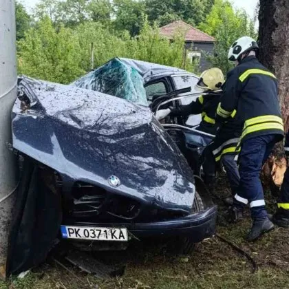 БМВ се разби в Перник! Пристигнаха пожарникари СНИМКА