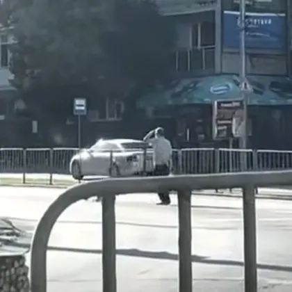 Видео на човек ходещ по средата на улица в Добрич