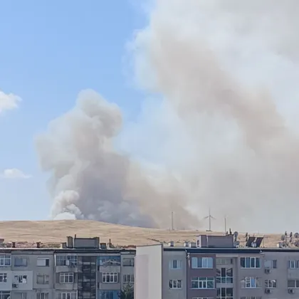 Пожар пламна край Карнобат СНИМКИ