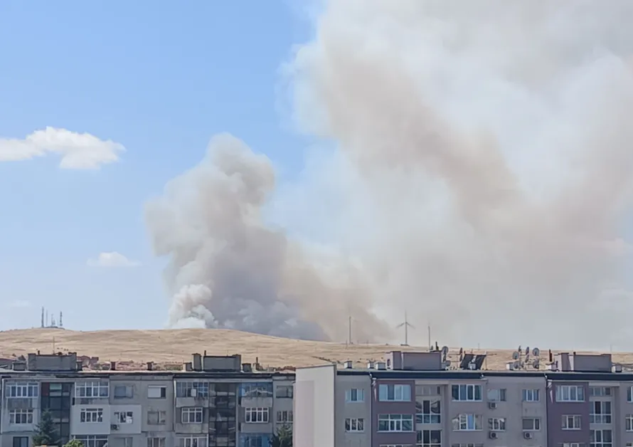 Пожар пламна край Карнобат СНИМКИ
