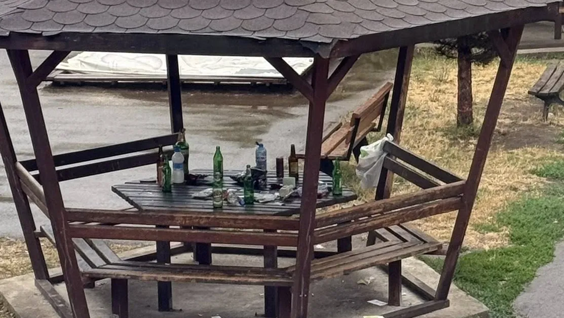 Двор на детска градина в София се превърна в място за алкохолни сбирки