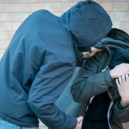 Самоличността на двама малолетни извършили грабеж е установена от служители