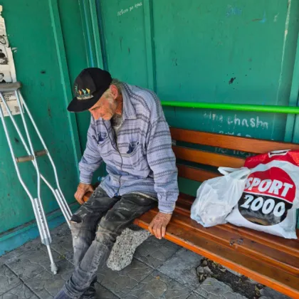 На една обикновена автобусна спирка в центъра на Българово доскоро