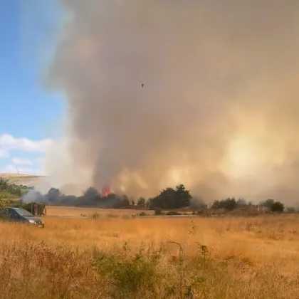 Огнената стихия край Карнобат е потушена Екипи на пожарната остават на