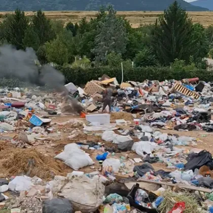 Потрес! Мъж запали огън сред сметище до гробищата в Асеновград СНИМКИ
