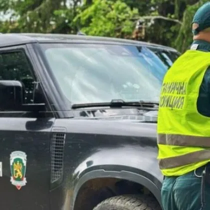 Служители на Главна дирекция Гранична полиция задържаха осем мигранти при