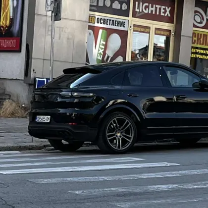 Паркиран черен джип непосредствено до пешеходна пътека срещу Математическата гимназия