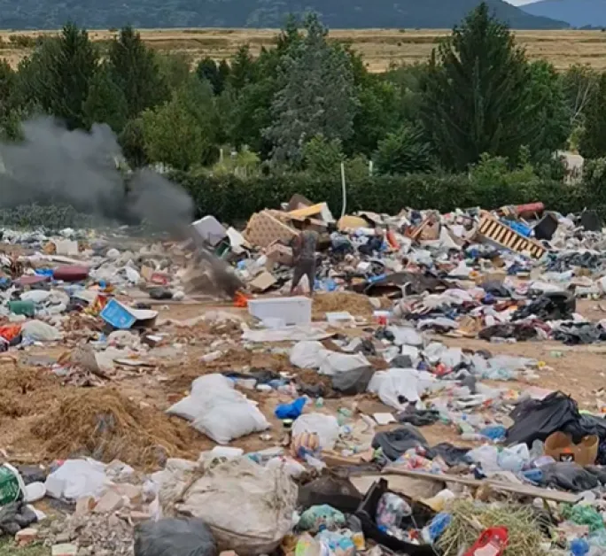 Потрес! Мъж запали огън сред сметище до гробищата в Асеновград СНИМКИ