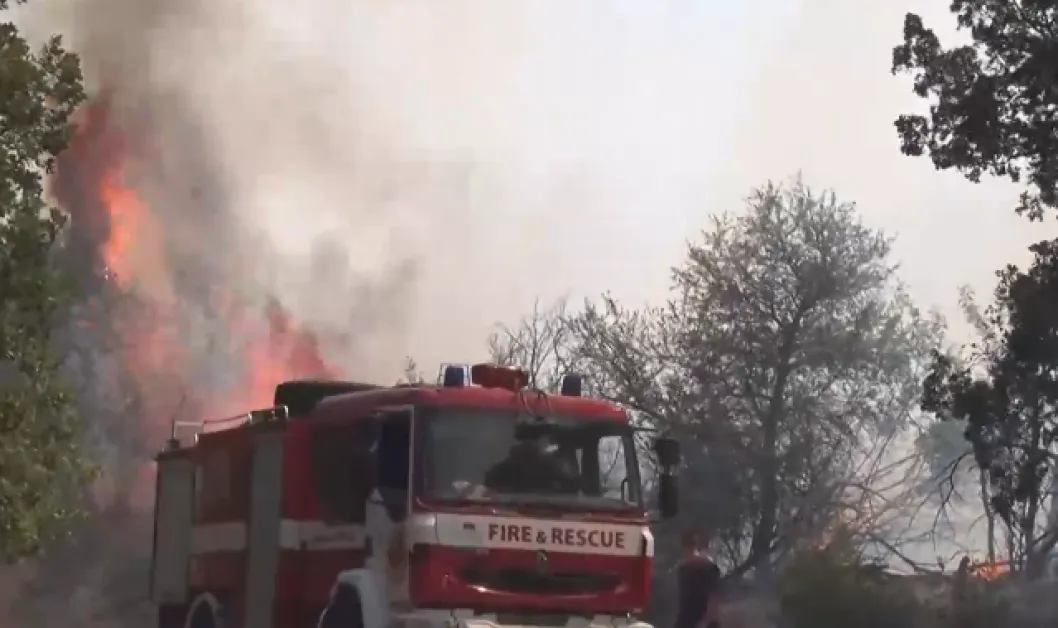 Продължава борбата с пожарите в страната