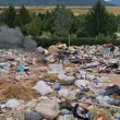 Потрес! Мъж запали огън сред сметище до гробищата в Асеновград СНИМКИ