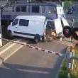 Шокиращо ВИДЕО: Шофьор опита да премине жп прелез, влакът го помете