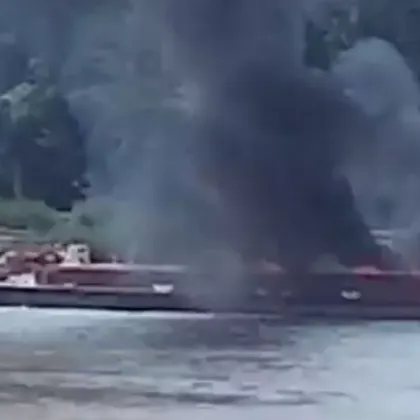 Хеликоптер монтиращ маркиращи топки на електропроводи закачи електропровод и се