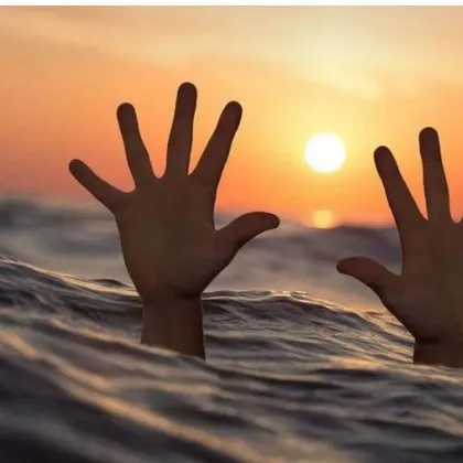 Двама служители на крайбрежно заведение за хранене в Ароги Гърция