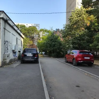 Новите тротоари в "Дружба" се превърнаха зона за паркиране
