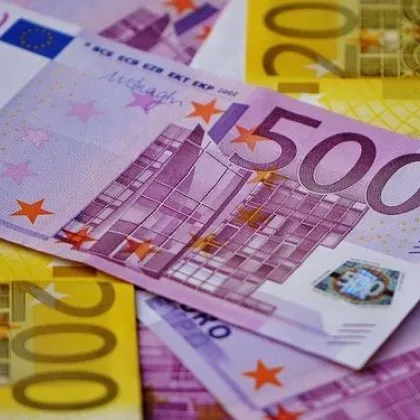 Курсът на еврото леко се повиши спрямо долара в сутрешната