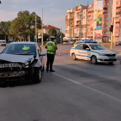 Жена се вряза в полицейски автомобил на възлово кръстовище в