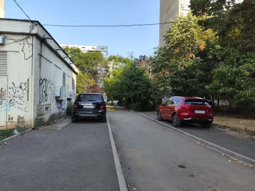 Новите тротоари в "Дружба" се превърнаха зона за паркиране