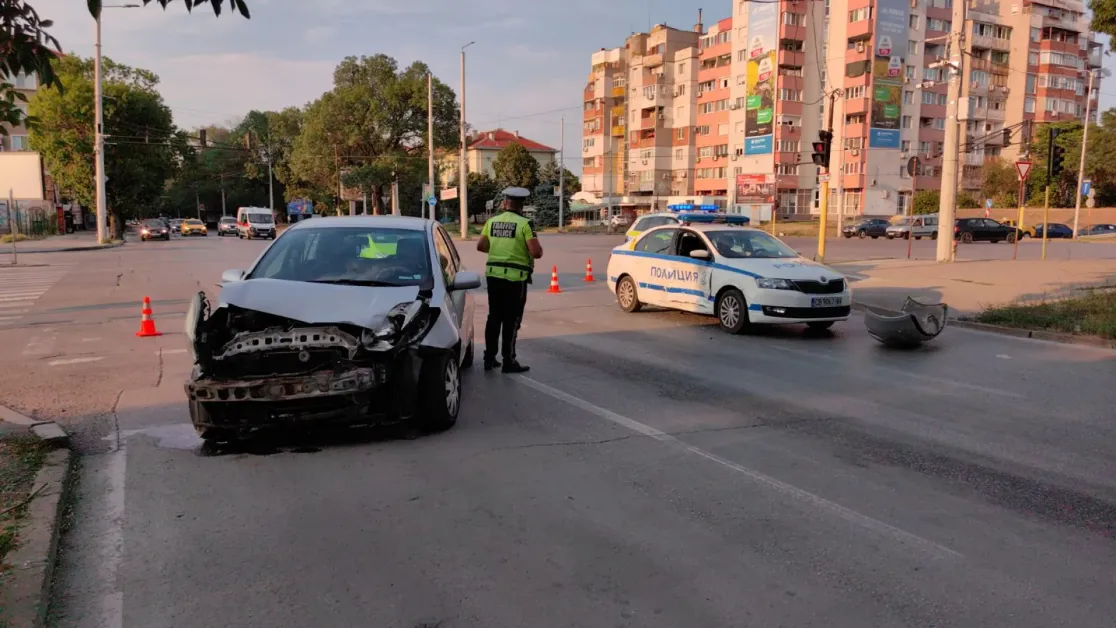 Жена с автомобил се заби в патрулка в Русе СНИМКИ