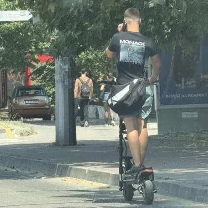 Младеж бе уловен на снимка да кара тротинетка докато говори