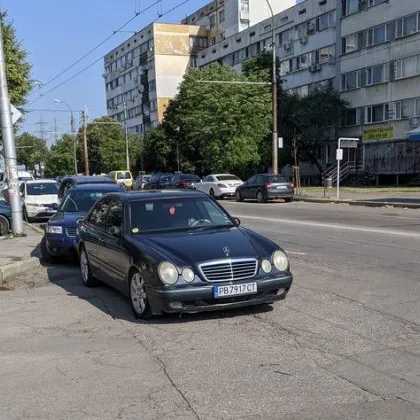 Мерцедес с култуво паркиране в София СНИМКА