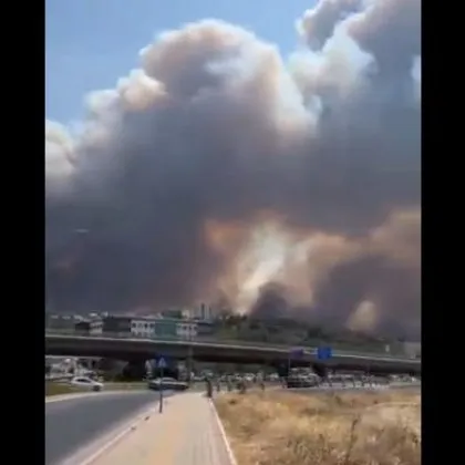 Огромен пожар затвори Дарданелите ВИДЕО
