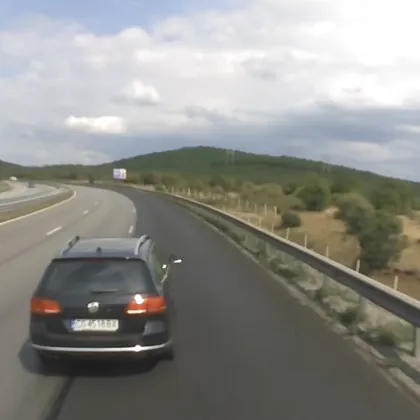 Опасно поведение на шофьор на наша автомагистрала изуми социалните мрежи