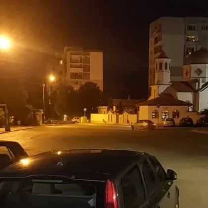 Въртене на гуми и кола която се върти в кръг