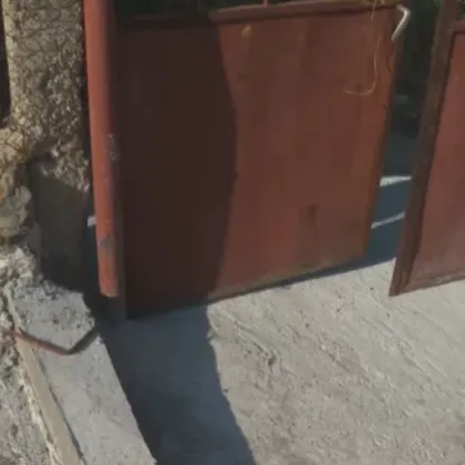 Ремонт на тротоар в село Долна Градешница предизвика недоволство след