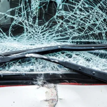 Тежък пътен инцидент между тежкотоварен и лек автомобил затвори републикански