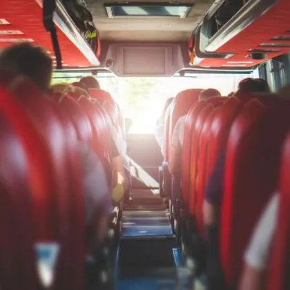 Най малко 21 души загинаха след като автобус превозващ хора връщащи се от погребение в