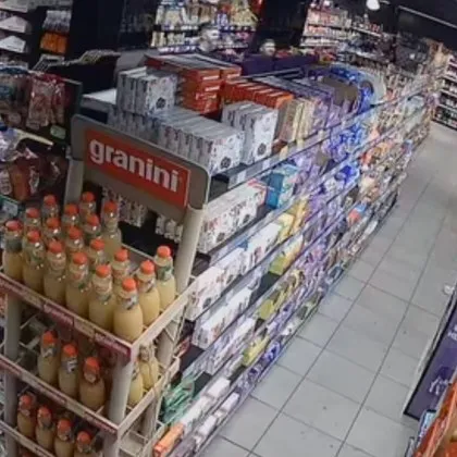 В старозагорски магазин: Младежи си подхвърлят пакет с бонбони, като че ли е топка ВИДЕА