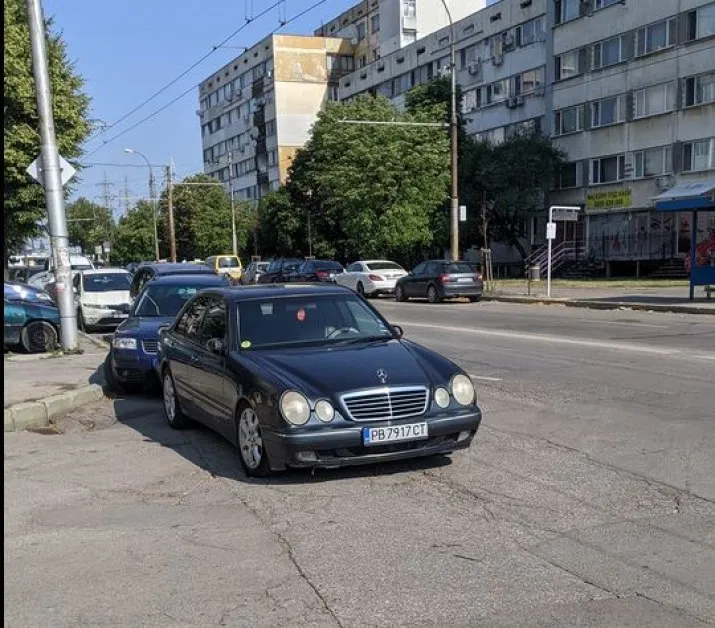 Мерцедес с култуво паркиране в София СНИМКА