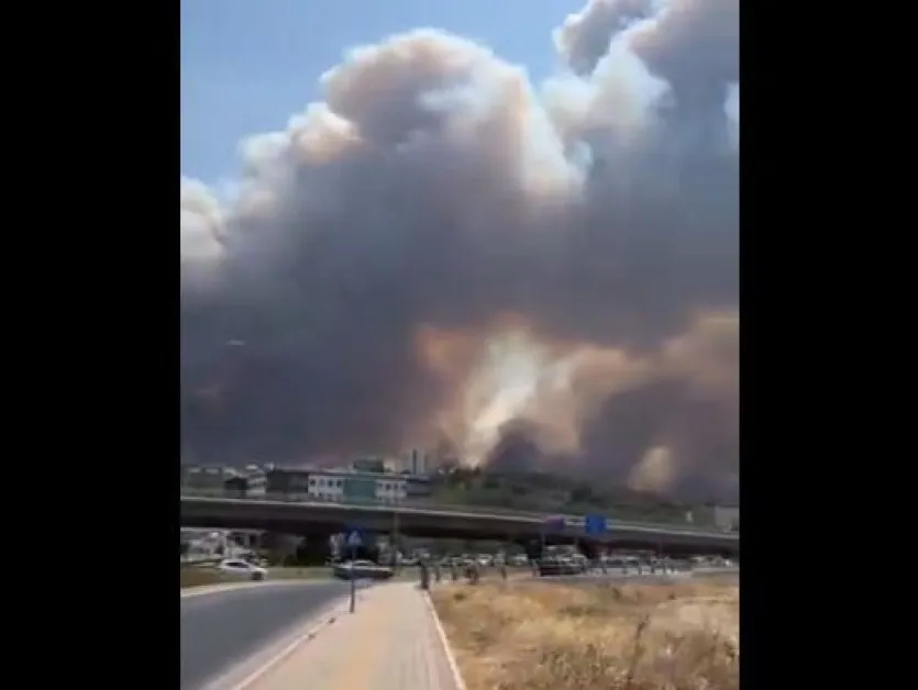 Огромен пожар затвори Дарданелите ВИДЕО
