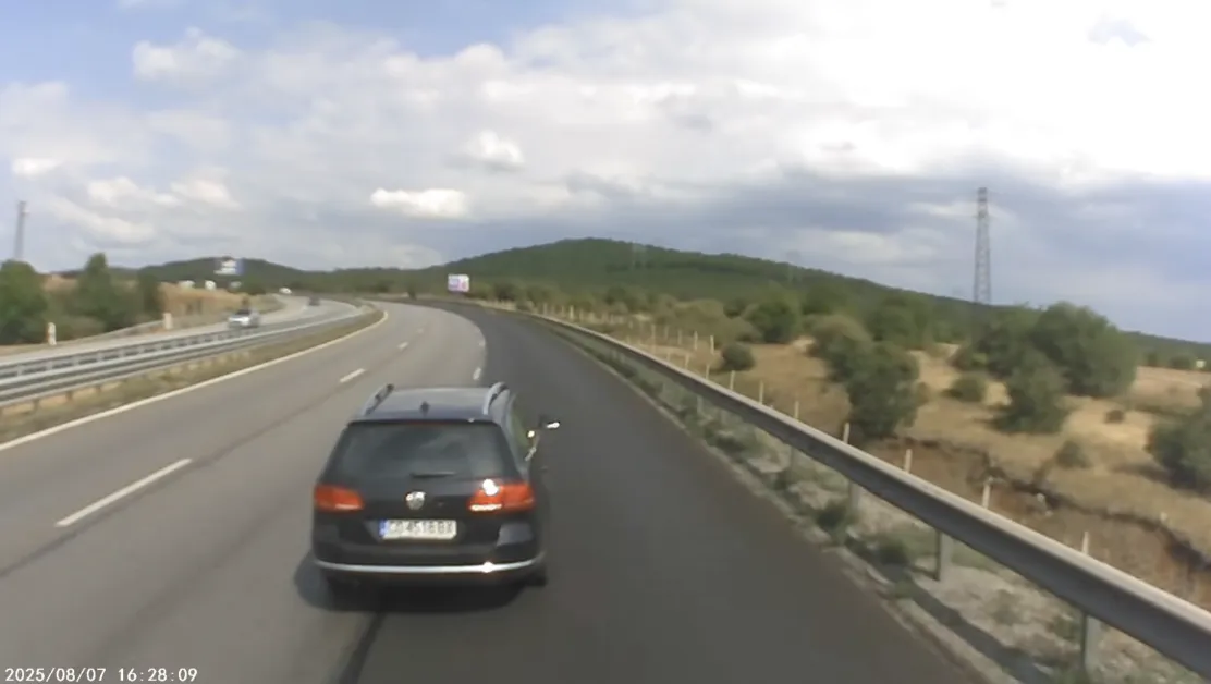 Поведение на шофьор изуми Мрежата: Набива спирачки пред ТИР ВИДЕО