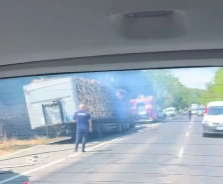 Ремарке с дърва гори на пътя към Маказа ВИДЕО